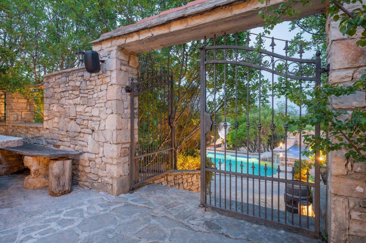 Nono Ban Hotel & Villa Gornji Humac Buitenkant foto